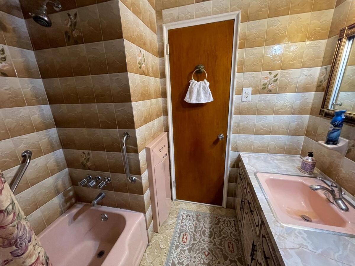 Luxury Two Bedroom In A Private House Apartment *